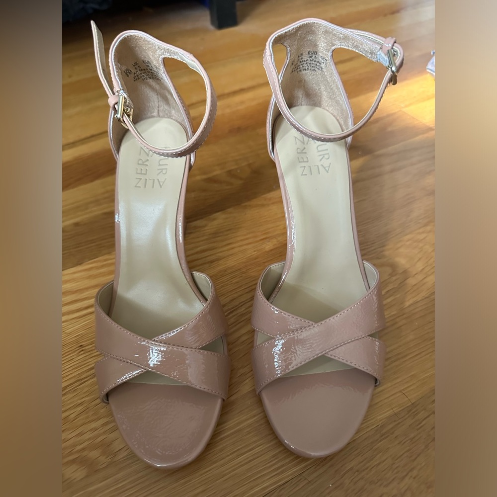 Naturalizer womens Henson Heeled Sandal, patent, crème brûlée shade, never worn